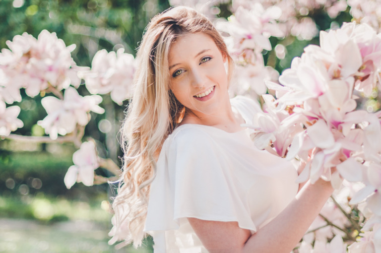 Portrait d'une femme dans les fleurs