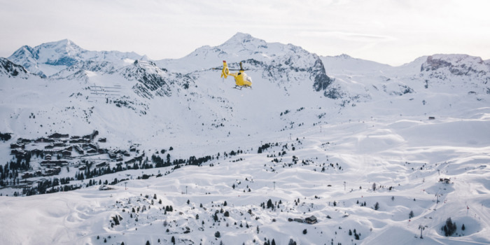 Hélicoptère vole au dessus de la station de ski