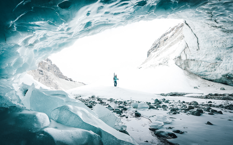 Randonnée-découverte à la Grotte de glace de Zinal en Suisse